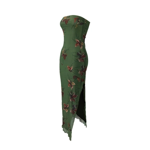 Détail de la robe d'été à imprimé floral avec fente latérale et ourlet ondulé