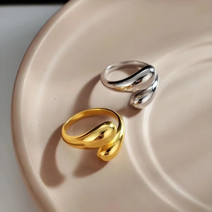 Adjustable drop-shaped stainless steel rings in gold and silver finish with polished surface