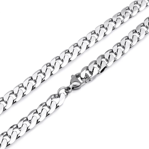 Détail d'un collier de 7mm en acier titane argenté avec fermoir mousqueton