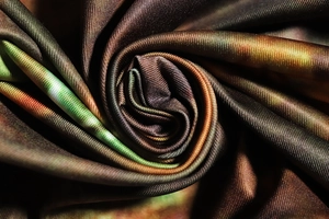 Détail macro du tricot à imprimé abstrait rétro avec une texture douce et un éclat soyeux