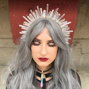 Corona di cristallo etereo e set di collana di quarzo aura su una modella di moda