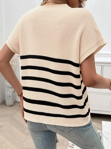 Detailansicht der Rückseite eines beige gestrickten Kurzarmpullovers mit schwarzen Streifen