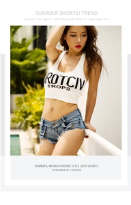 Dettaglio degli shorts di denim blu con strappi e vita bassa per uno stile estivo