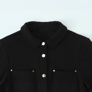 Robe cintrée en crêpe noir pour femme avec manches longues et boutons métalliques chics