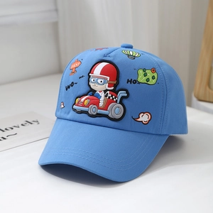 Vue détaillée de la casquette bleue pour enfants avec chat de course et broderie Lucky