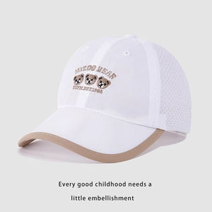 Dettaglio del cappellino bianco per bambini con mesh traspirante e ricamo di orsi