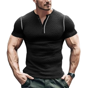 Détail du t-shirt Henley noir avec tissu gaufré texturé et coutures décoratives argentées
