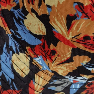 Detail van kleurrijke esdoornbladprint op canvas met versterkte stiksels op de rand