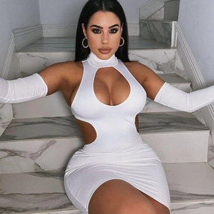Mini robe blanche sans manches avec découpes et manches amovibles pour femmes