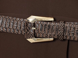 Détail de ceinture marron foncé gaufrée serpent avec boucle en métal doré poli