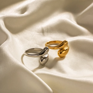 Anelli incrociati regolabili placcati in oro e argento su seta beige