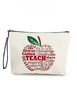 Detail der Segeltuchtasche mit künstlerischem Apfel-Wortwolken-Design und Zitaten
