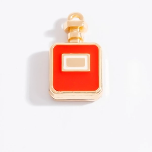 Vue macro du pendentif flacon de parfum rouge et doré avec finition émaillée fine