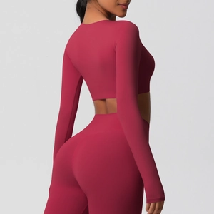Détail de l'ensemble de yoga rouge foncé montrant la coupe ajustée et le tissu brossé