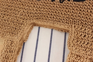 Détail du sac cabas en corde de papier tissée avec broderie et doublure textile