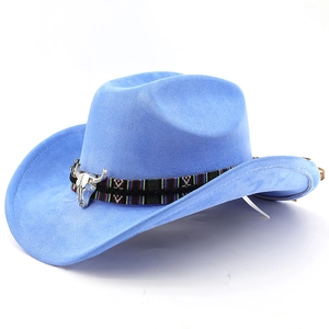 Détail d'un chapeau de cowboy en daim bleu ciel avec ruban tissé et tête de taureau argentée