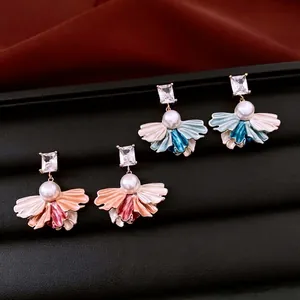 Boucles d'oreilles fleurs dorées vintage avec perles et cristaux en deux couleurs