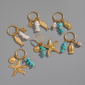 Dettaglio di sei orecchini a forma di stella marina e pesce con perline di turchese