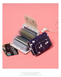 Détail d'un porte-cartes chat mignon avec intérieur en accordéon à fentes multiples