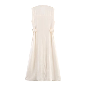 Vue détaillée du dos d'une robe midi en lin crème sans manches avec une ceinture à boucle métal