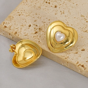 Elegant 18k gold plated heart-shaped stud earrings featuring a center pearl inlay