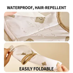 Babero impermeable para bebé con osito, superficie resistente al agua y diseño plegable