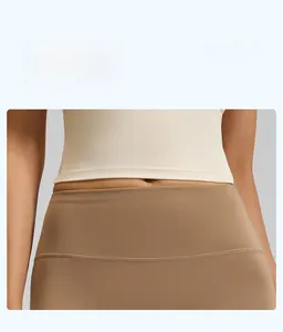 Gros plan sur le legging de yoga taille haute avec ceinture large pour ventre plat