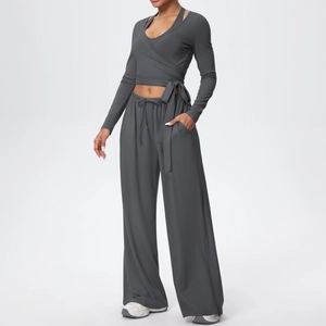 Détail du haut à manches longues croisé et pantalon de yoga large à taille haute