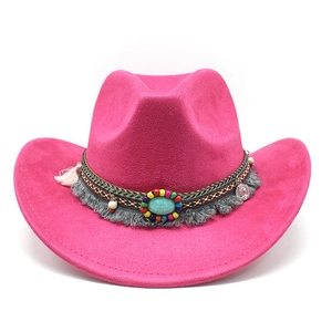 Détail d'un chapeau de cow-boy en daim rose fuchsia avec ruban perlé bohème et turquoise