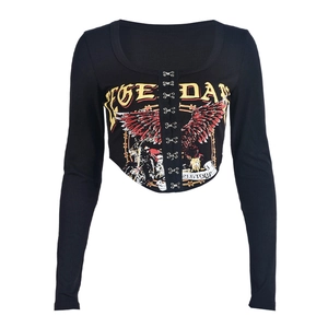 Détail de l'imprimé aigle vintage et des agrafes métalliques sur le crop top noir en maille
