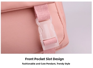 Dettaglio della tasca frontale dello zaino rosa con fibbia in plastica e tessuto nylon
