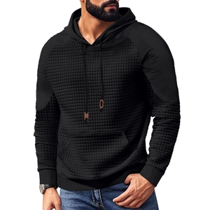 Detailansicht der schwarzen Waffelstrick-Struktur bei Herren-Kapuzenpullover mit Kängurutasche