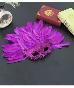 Paarse veren masker met glitter voor halloween verkleedpartij en feestelijke evenementen.