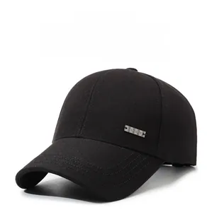 Détail de la plaque argentée sur casquette de baseball en coton noir avec coutures renforcées