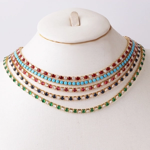Kleurrijke 3.0 zirkoon tennis ketting set met gouden plating op een mannequin