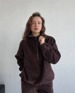 Texture détaillée du survêtement en polaire marron chocolat avec design demi-fermeture