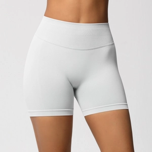Détail du short de yoga blanc sans couture à taille haute montrant la texture côtelée