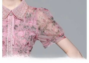 Détail du col Claudine perlé avec imprimé floral en mesh et bordure en dentelle