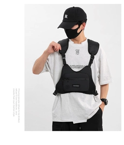Taktische Brusttasche Detailansicht, Streetwear Design mit mehreren Taschen für Outdoorsport.