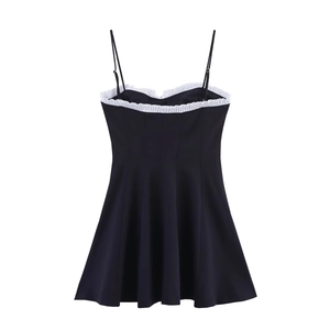 Robe courte trapèze noire avec dentelle blanche volantée et fines bretelles