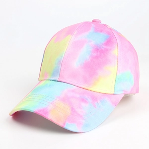 Détail d'une casquette de baseball colorée en tie-dye avec une structure à six panneaux