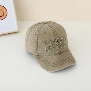 Détail de la casquette de baseball kaki délavé avec broderie de lettres HYC de qualité