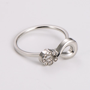 Makro-Detail des silbernen Rings mit 18k Vergoldung, Unendlichkeitsschleife und Kristallen