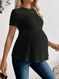 Detail eines schwarzen Umstandsshirts in vertikalem Rippstrick von der Seite