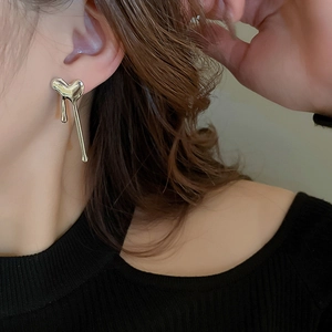 Minimalist silver liquid lava heart earrings featuring fluid metallic drip design for women