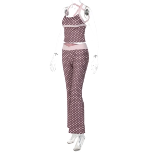 Détail du haut à pois rose poudré et du pantalon assorti sur un mannequin transparent