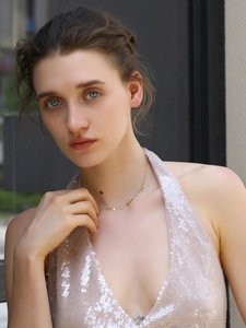 Détail du collier en acier inoxydable plaqué or 18K avec pendentifs ronds sur mannequin