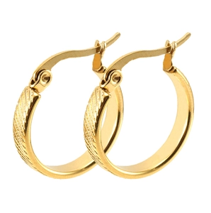 Vue macro de boucles d'oreilles rondes en acier inoxydable doré 18K avec texture