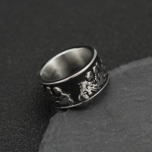 Bague large vintage en acier inoxydable avec relief détaillé et finition argentée antique