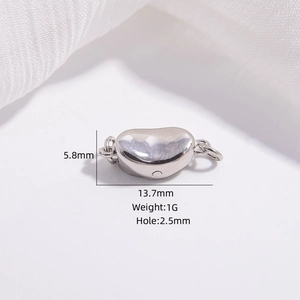 Détail macro d'un fermoir coeur en argent avec dimensions de 13,7x5,8 mm